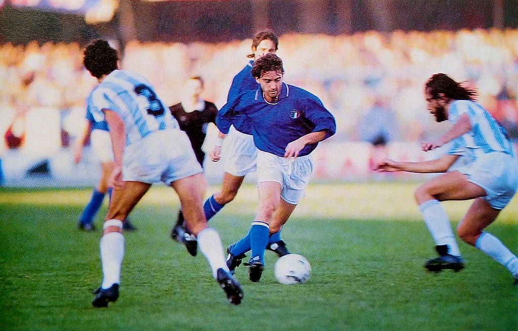 Roberto Mancini in campo con la Nazionale